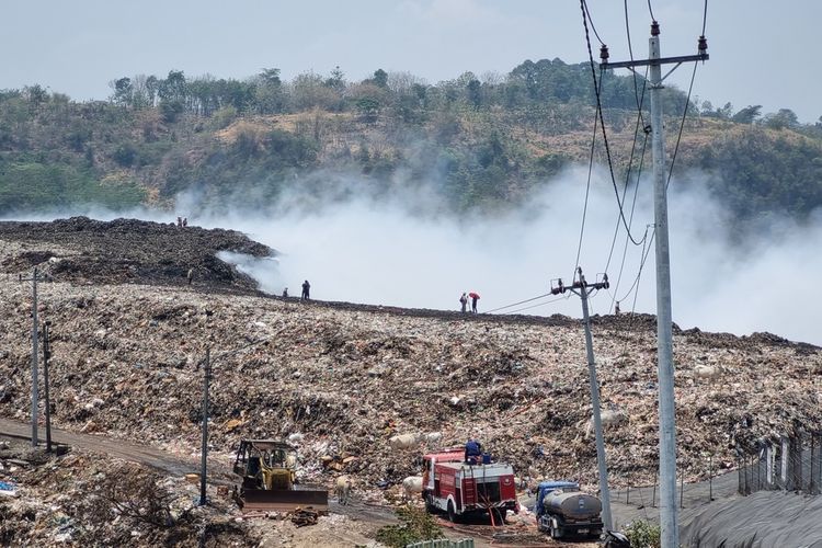 Kondisi kebakaran di TPA Jatibarang Semarang, pukul 11.00 WIB, Sabtu (7/10/2023).