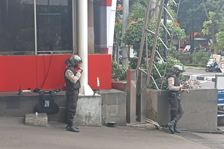 Sejumlah satuan pengamanan (Satpam) di KPK mengenakan rompi peluru dan helm pelindung beberapa waktu setelah insiden bom bunuh diri di Polsek Astanaanyar, Kota Bandung, Jawa Barat, Rabu (7/12/2022).