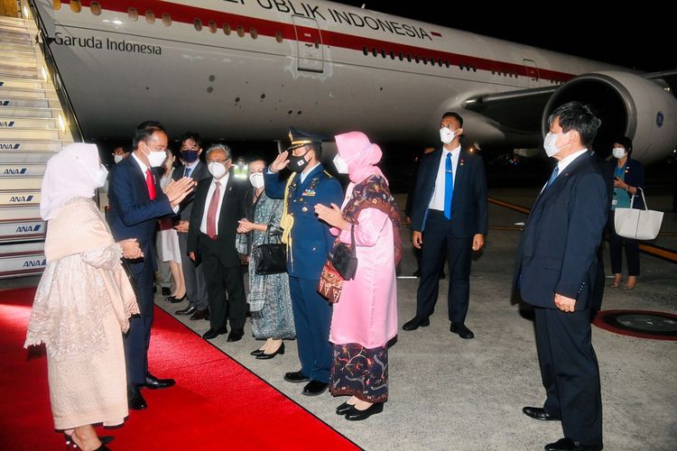 Presiden Joko Widodo dan Ibu Iriana Jokowi beserta romobongaan telah tiba di Tokyo, Jepang, Rabu (27/7/2022) dini hari setelah menempuh perjalanan tiga jam dari Beijing, China.