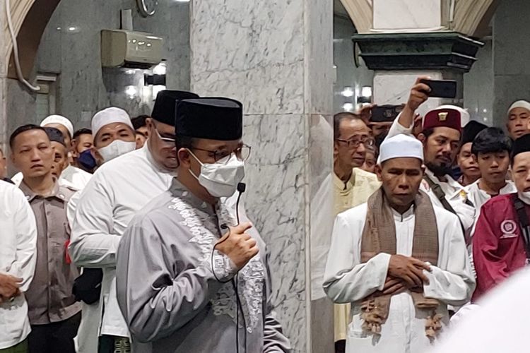 Gebernur DKI Jakarta Anies Baswedan mengantar kepergian Abraham Lunggana alias Haji Lulung, pada Selasa (14/12/2021). 