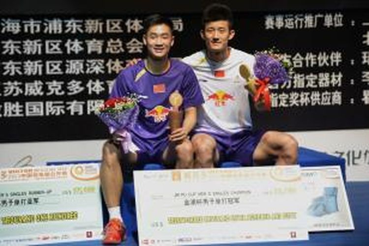 Pebulu tangkis China, Chen Long (kanan) duduk di atas podium bersama pemain China lainnya, Wang Zhengming, setelah laga final China Open Superseries Premier di Shanghai, Minggu (17/11/2013). Chen Long menang dengan 19-21, 21-8, 21-14.