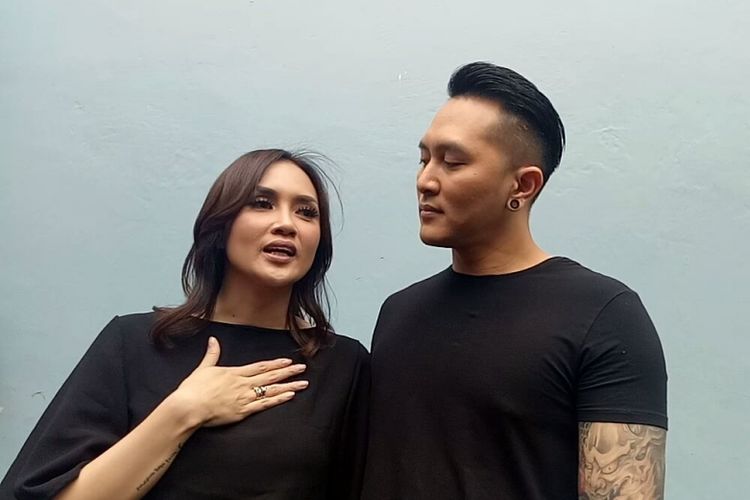 Demian Aditya dan istrinya Sara Wijayanto saat diwawancarai di kawasan Tendean, Jakarta Selatan, Jumat (26/1/2018).