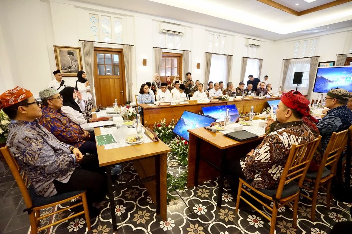 Rapat Koordinasi (Rakor) Pembangunan Jalur Lintas Selatan (JLS) Banyuwangi yang digelar di Pendopo Sabha Swagata Blambangan, Banyuwangi, Jumat (24/10/2025). Pertemuan tersebut mempertemukan sejumlah pemangku kepentingan lintas instansi untuk mempercepat realisasi proyek strategis nasional tersebut.