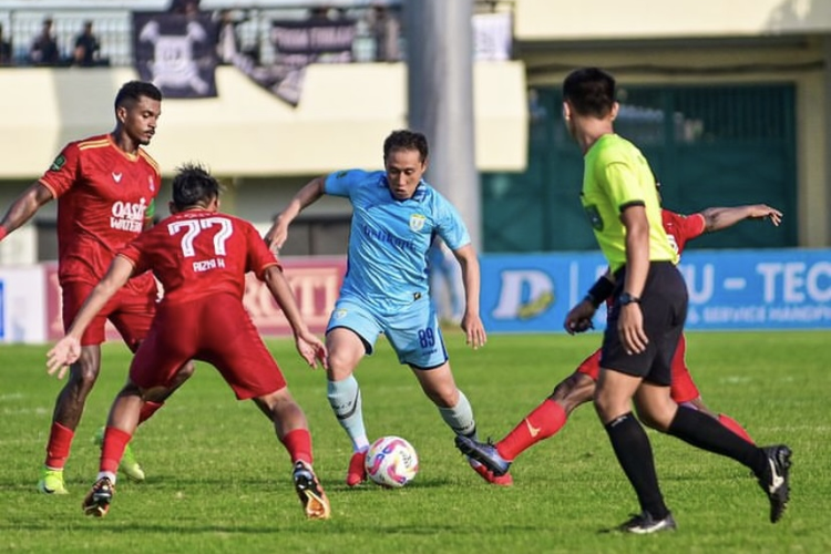 Pemain Persela Lamongan dijaga ketat pemain Persijap Jepara saat laga terakhir babak playoff promosi Liga 1 2024-2025 Grup Y yang berakhir dengan skor 0-1. 