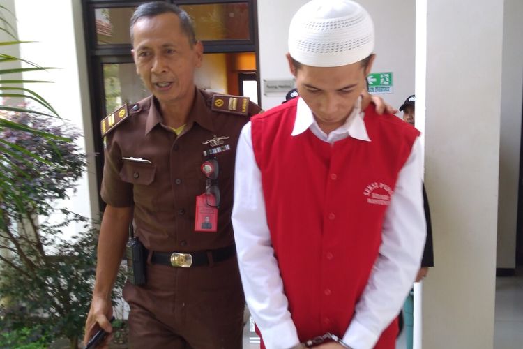 Deni Priyanto (37) terdakwa kasus mutilasi saat akan memasuki ruang sidang di Pengadilan Negeri (PN) Banyumas, Jawa Tengah, Kamis (2/1/2020).