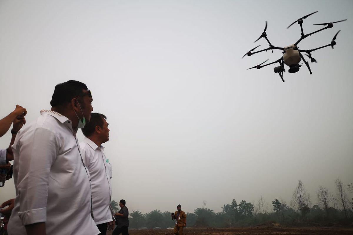 Pakar Upaya Khusus Padi, Jagung dan Kedelai (Upsus Pajale), Sam Herodian dan Direktur Alsintan Andi Nur Alam meninjau demo tanam menggunakan drone tanam karya litbang Kementerian Pertanian (Kementan).