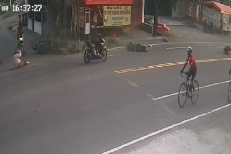 Tangkapan layar kecelakaan di simpang tiga Ksatrian di Kalurahan Giripeni, Kabupaten Kulon Progo, Daerah Istimewa Yogyakarta. Video terekam CCTV yang berada di sekitar lokasi dan viral.