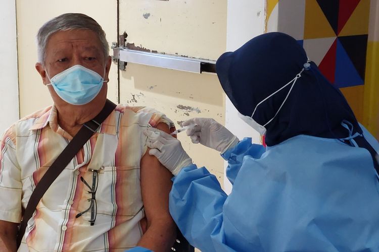 Phie Sui Tou (76) warga Grogol Utara, antusias mengikuti vaksinasi ketiga atau booster pada hari pertama yang digelar Puskesmas Palmerah di Plaza Slipi Jaya, Palmerah, Jakarta Barat, Rabu (12/1/2022).
