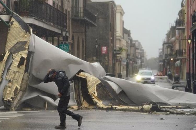 Angin Badai Ida merobek atap sebuah bangunan di French Quarter, New Orleans.