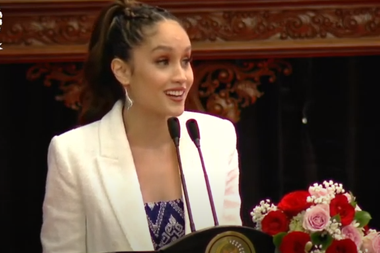 Cinta Laura saat pidato di Gedung MPR RI dalam rangka memperingati Hari Pancasila, Kamis 2 Juni 2022.