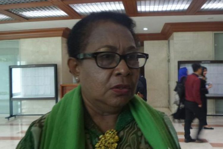Menteri Pemberdayaan Perempuan dan Perlindungan Anak, Yohana Yembise di Kompleks Parlemen, Senayan, Jakarta, Kamis (19/1/2017).