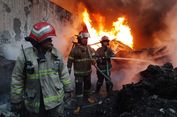 Gudang Barang Bekas di Margaasih Bandung Terbakar, Petugas Berjibaku Padamkan Api