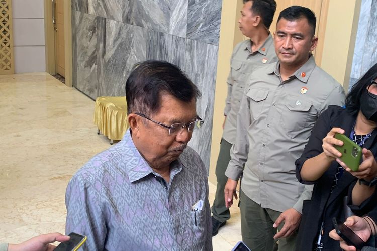 Mantan Ketua Umum Partai Golkar Jusuf Kalla di Kompleks Parlemen, Senayan, Jakarta, Senin (31/7/2023). 