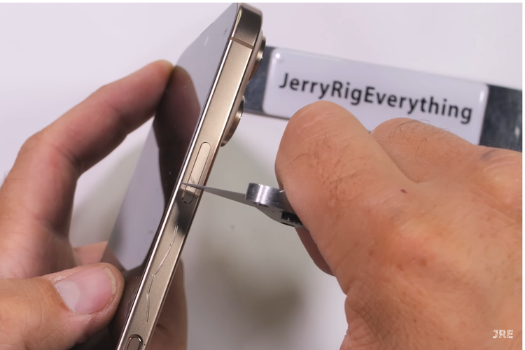 Youtuber dari kanal Jerry Rig Everything menggores bagian tombol Control Camera di iPhone 16 Pro Max, sebagai bagian dari durability test.