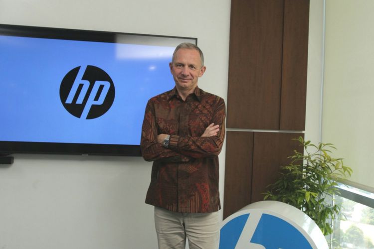 Presiden sekaligus Chief Executive Officer HP Inc. Enrique Lores bertandang ke kantor HP Indonesia di Menteng, Jakarta Selatan, Selasa (31/10/2023).  Lores terlihat melokal dengan mengenakan atasan batik berwarna merah marun.