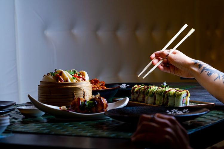 5 Aturan Makan dengan Sumpit yang Sering Dilakukan tapi Ternyata Salah