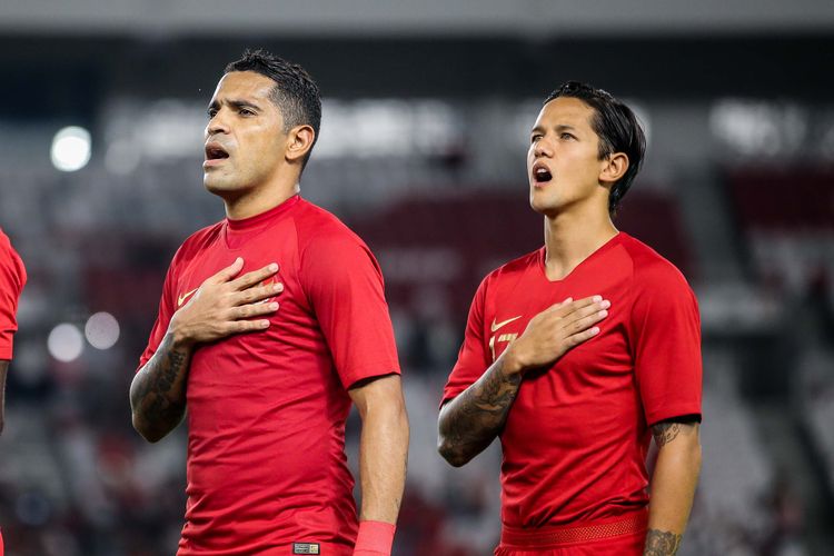 Pesepak bola timnas Indonesia Alberto Goncalves dan Irfan Bachdim menyanyikan lagu kebangsaan Indonesia Raya saat pertandingan persahabatan antara timnas Indonesia melawan timnas Vanuatu di Stadion Gelora Bung Karno, Jakarta Pusat, Sabtu (15/6/2019). Tim Nasional (timnas) Indonesia meraih kemenangan telak saat melakoni laga bertajuk FIFA Matchday melawan Vanuatu dengan skor 6-0.