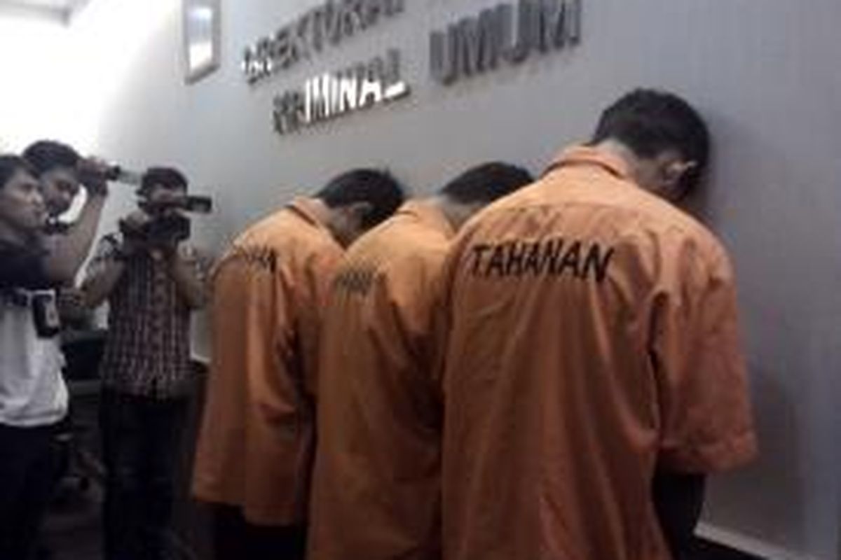Tersangka perampokan taksi diperlihatkan polisi dalam konferensi pers di Polda Metro Jaya, Senin (8/12/2014).