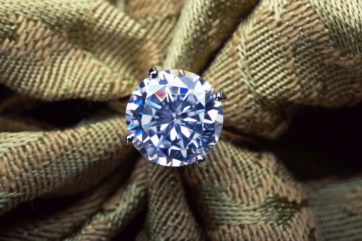 Ilustrasi berlian. Penting bagi calon pembeli untuk memahami cara membedakan berlian asli dan palsu agar terhindar dari kerugian material. Selain mengamati fisik, terdapat metode sederhana hingga pengujian profesional untuk memastikan keaslian batu mulia tersebut.