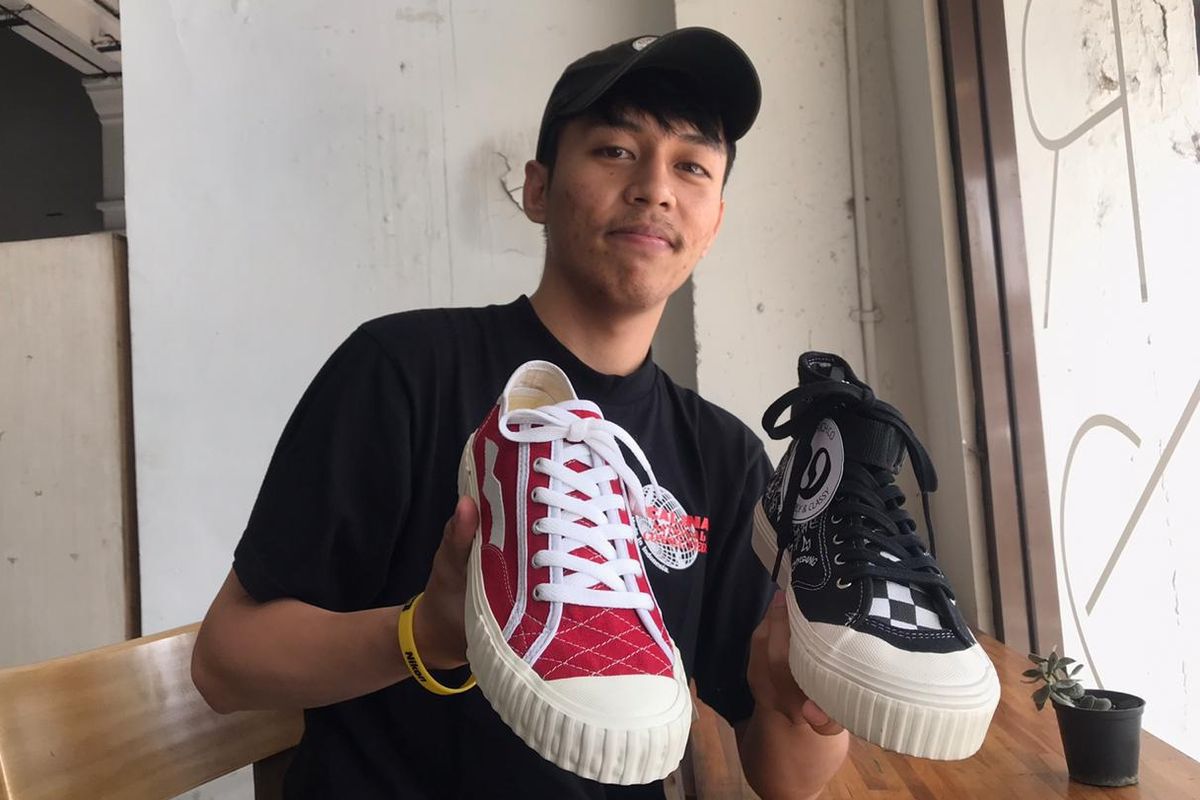 Pemilik Standrich, Bagus Febriansyah, bersama dua kreasi sneaker kanvasnya. 