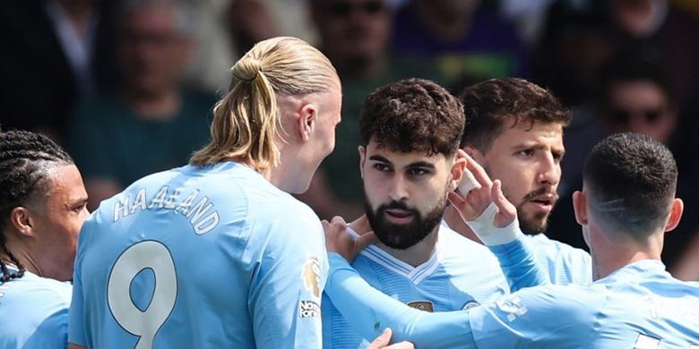 Bek Man City, Josko Gvardiol, berselebrasi bersama rekan setimnya seusai mengemas gol dalam lanjutan Liga Inggris antara Fulham vs Man City di Stadion Craven Cottage pada 11 Mei 2024. Artikel ini berisi prediksi skor dan susunan pemain Tottenham vs Man City.