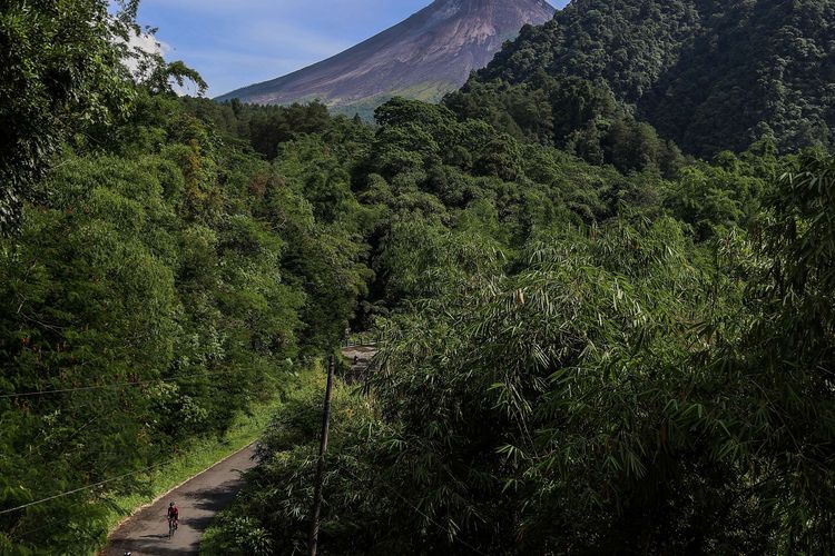 Gunung Merapi terlihat dari Dusun Turgo, Desa Purwobinangun, Kabupaten Sleman, Jumat (24/12/2021). Menurut data BPPTKG periode pengamatan Senin (3/1) pukul 00:24 WIB dan Selasa (4/1) pukul 00:00-06:00 WIB secara visual Gunung Merapi teramati 32 kali mengeluarkan guguran lava pijar dengan jarak luncur maksimal 1.800 m ke arah barat daya.