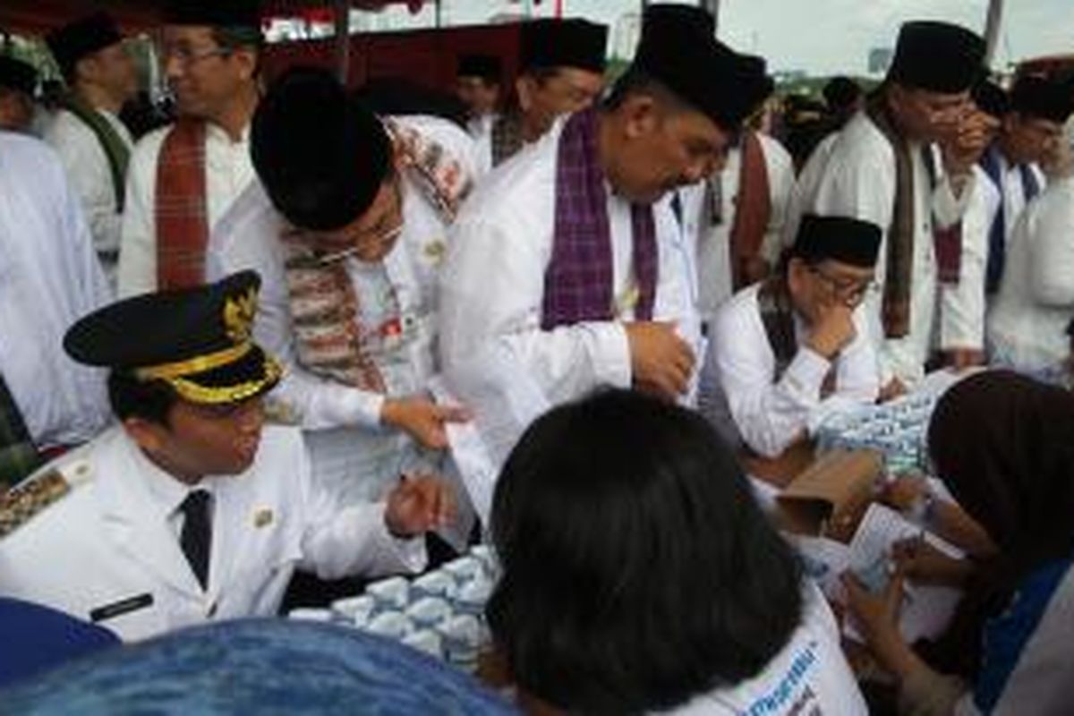Para pejabat Pemerintah Provinsi DKI diambil sampel urinnya oleh BNN usai pelantikan di Lapangan Monas, Jumat (2/1/2014)
