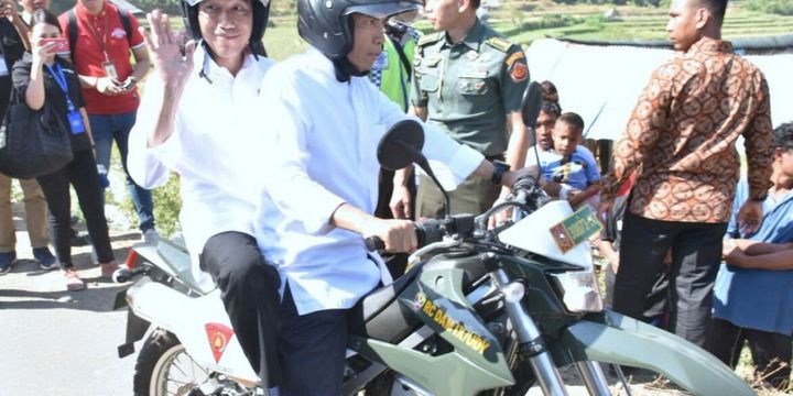 Naik motor trail, Gubernur NTB, TGH M Zainul Majdi berboncengan dengan Presiden Joko Widodo meninjau lokasi pengungsi korban gempa di Lombok Utara.
