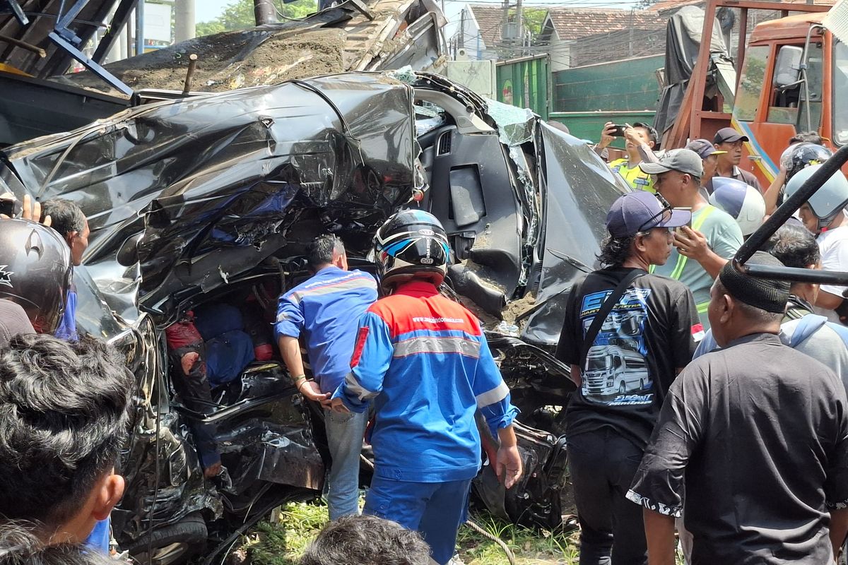 Satlantas Polres Pasuruan Kota melakukan evakuasi terhadap kendaraan yang terlibat kecelakaan di jalan raya Malang-Pasuruan, Desa Pleret, Kecamatan Pohjentrek, Kabupaten Pasuruan, Jawa Timur, Jumat (30/1/2026). 