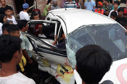 KA Tabrakan dengan Taksi Online, Polisi: Warga Sudah Meneriaki Ada Kereta, tapi...