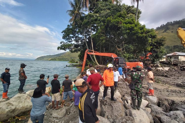 Tim SAR gabungan saat proses pencarian korban banjir dan longsor di Humbahas pada pencarian terakhir Kamis (14/12/2023)