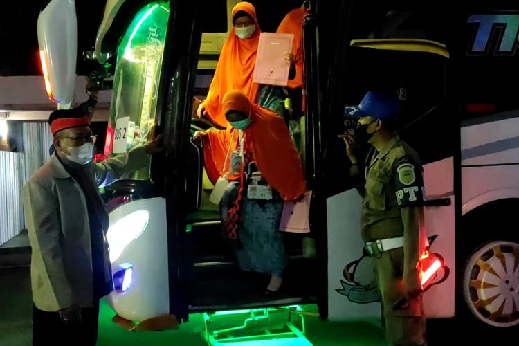 TURUN—Jemaah haji asal Kota Madiun tiba ditanah air setelah melakukan menjalani rangkaian ibadah haji di tanah suci, Rabu (20/7/2022) malam.