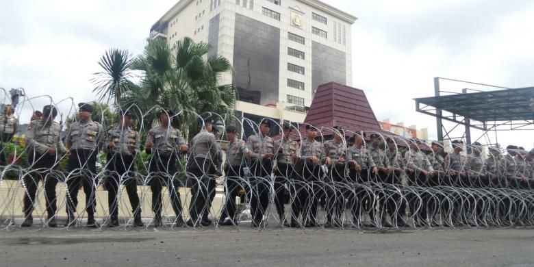 Puluhan polisi berjaga di depan gedung Mabes Polri untuk mengamankan aksi demonstrasi oleh Laskar Pembela Islam di Mabes Polri, Jakarta, Senin (16/1/2017).