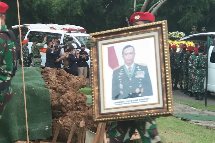 Anggota TNI membawa foto mantan Panglima TNI Djoko Santoso di sela prosesi pemakaman di San Diego Hlills, Karawang, Minggu (10/5/2020).