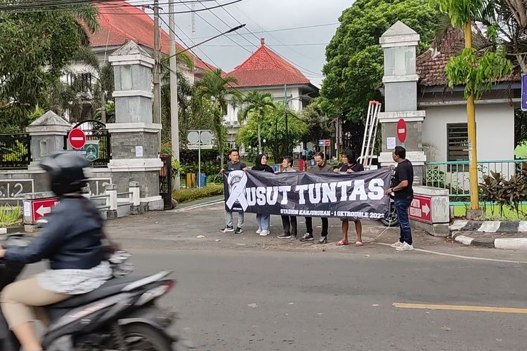 Aksi 'Usut Tuntas Stadion Kanjuruhan' jelang kedangan Jokowi ke Stadion Kanjuruhan, Rabu (5/10/2022).