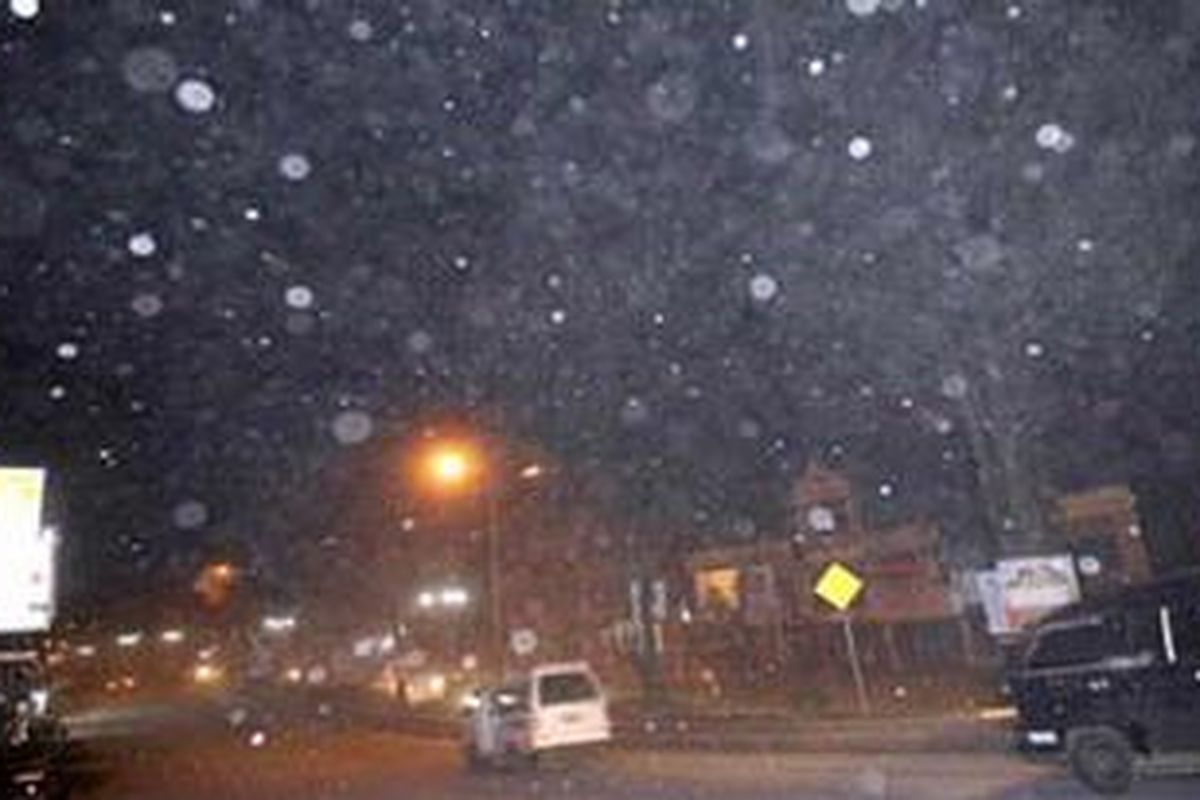 Hujan abu saat letusan Gunung Sinabung terjadi, Minggu (29/8/2010).