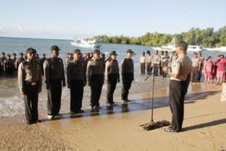 Upacara kenaikan pangkat anggota polisi di Polres Rote Ndao, Nusa Tenggara Timur (NTT) digelar di laut. Upacara itu dipimpin langsung oleh Kapolres Rote Ndao, AKBP Murry Miranda