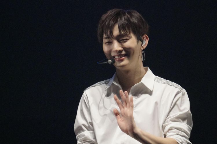 Member Wanna One Yoon Jisung menyapa penggemarnya yang menghadiri Wanna One First Fan Meeting in Jakarta yang digelar di Indonesia Convention Exhibition (ICE), BSD, Tangerang, Minggu (21/1/2018).