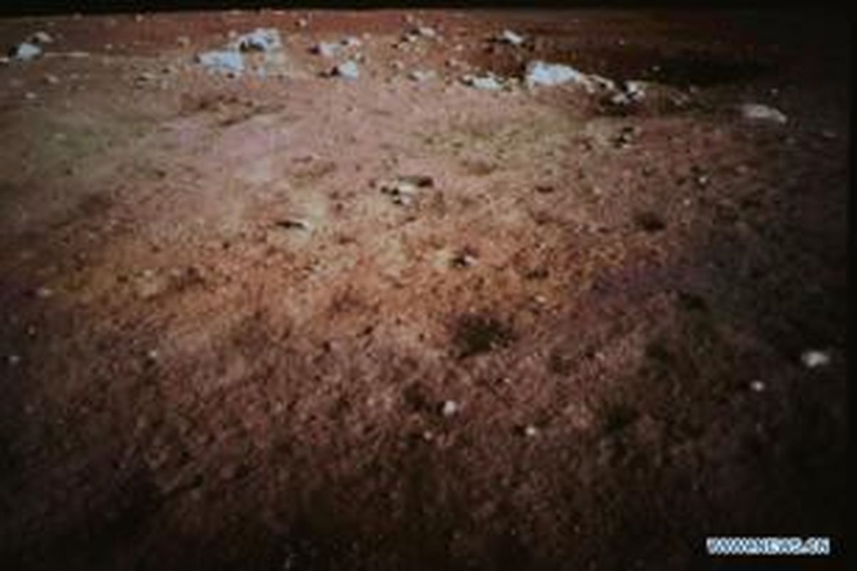 Wajah Bulan hasil jepretan kamera pada wahana Chang'e 3.