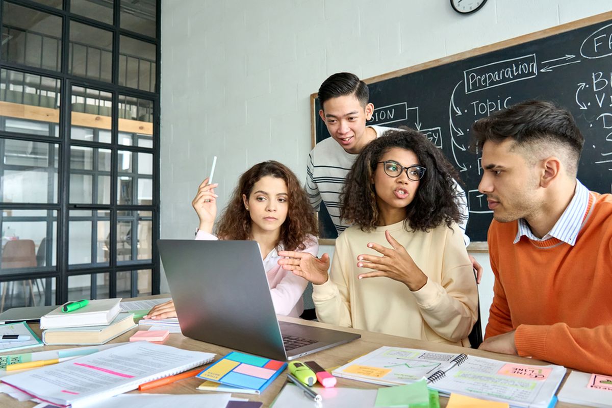 Ilustrasi gen Z di kantor. 