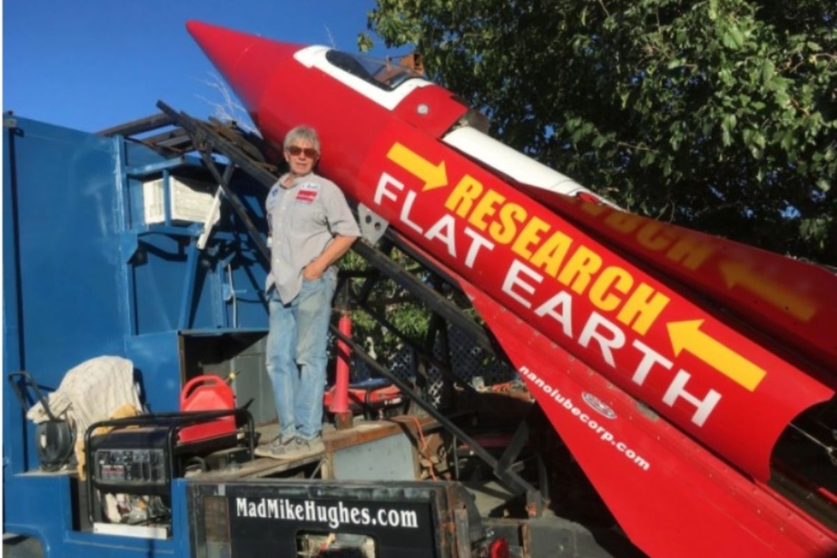 Mike Hughes dan roket buatannya untuk buktikan bumi datar.