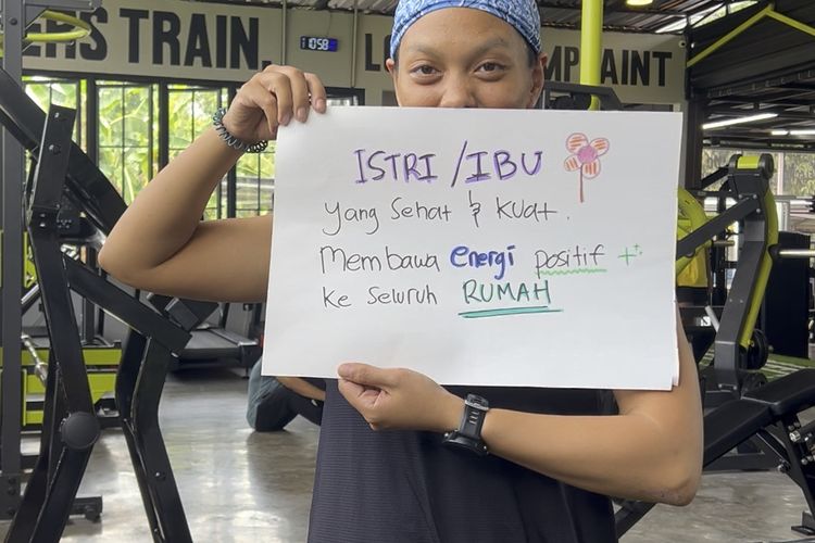 Latihan beban jadi momen kembali ke diri bagi Irsani. Ia menemukan kekuatan fisik, mental, dan misi edukasi untuk keluarga Indonesia.
