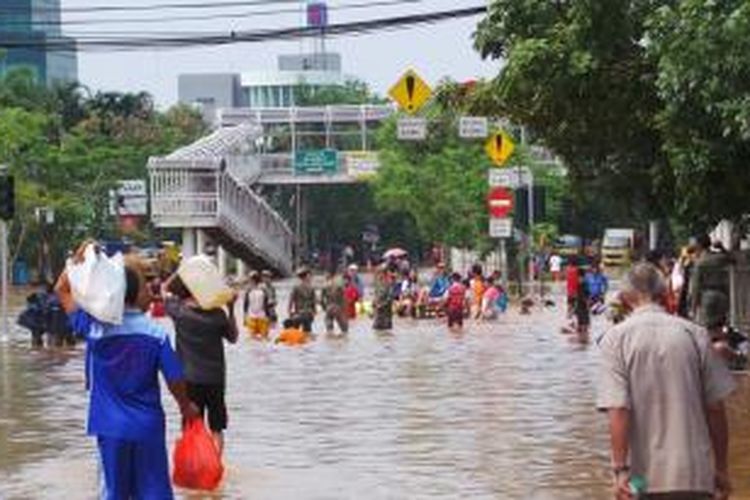 Jalan Panjang Kedoya putus karena genangan air yang membanjiri kawasan Green Garden, Jakarta Barat, dan sekitarnya, Senin (13/1/2014).
