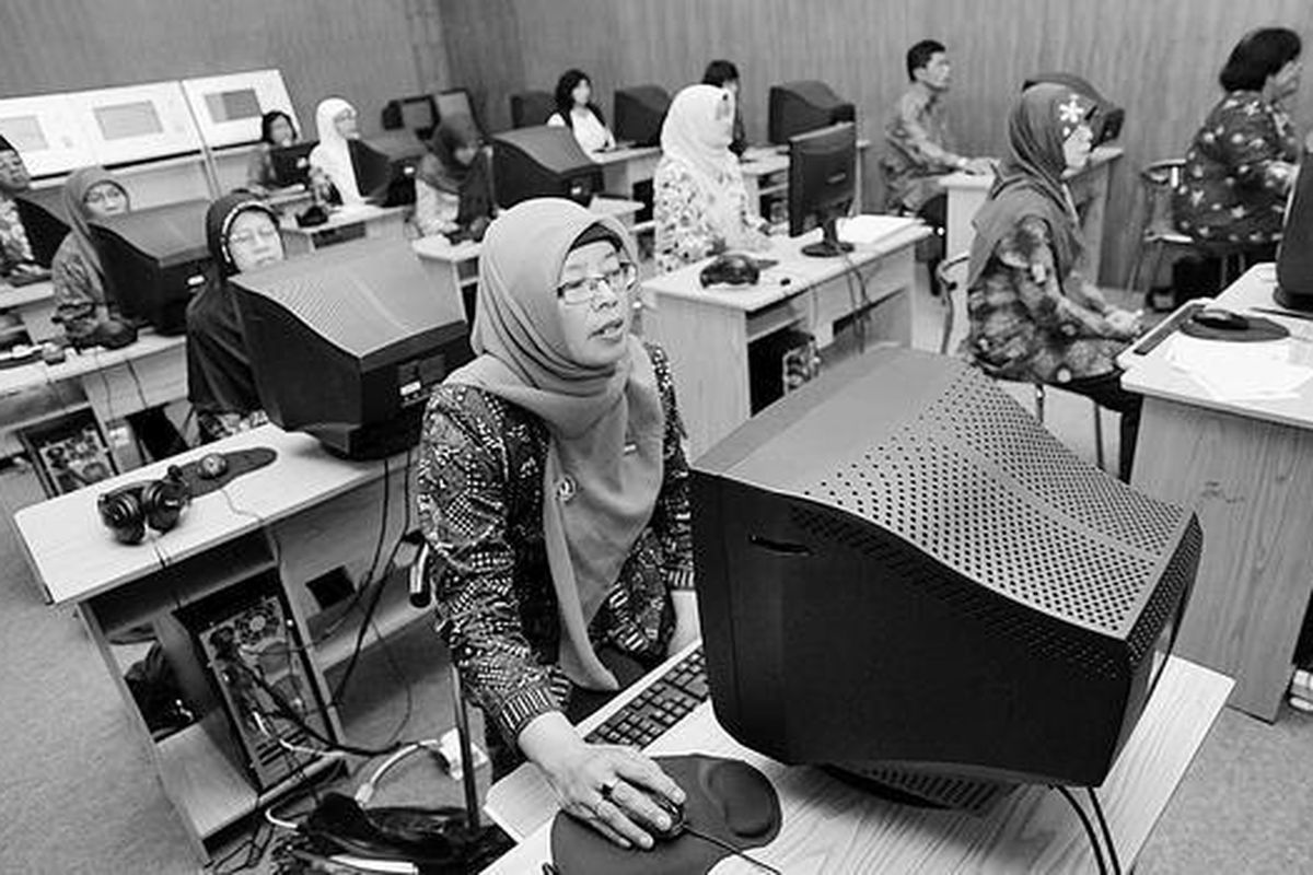 Sejumlah guru mengerjakan soal uji kompetensi guru secara daring (online) di laboratorium komputer SMK Negeri 2 Yogyakarta,  Selasa (31/7). Ujian kompetensi gelombang kedua di sekolah tersebut  berjalan lancar, sedangkan gelombang sebelumnya gagal karena terkendala  koneksi internet. 