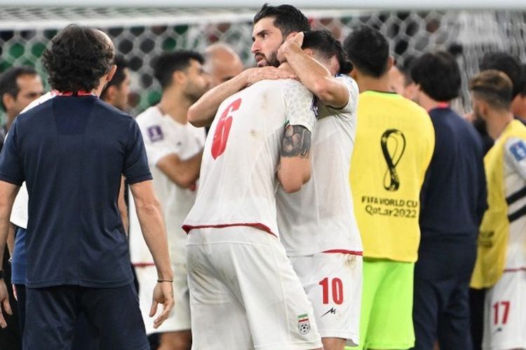 Gelandang Iran nomor punggung 6 Saeid Ezatolahi (kiri) dihibur oleh penyerang nomor 10 Karim Ansarifard pada akhir pertandingan Grup B Piala Dunia 2022 Qatar antara Iran vs AS di Stadion Al Thumama, 29 November 2022.