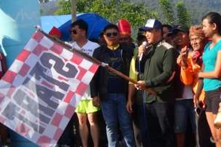 Menteri Pemuda dan Olahraga Imam Nahrawi (membawa bendera) melepas peserta lomba lari Full Marathon 42 Km di Poso, Sulawesi Tengah, Jumat (4/11/2016). 