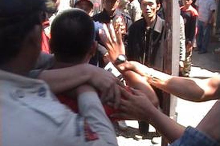 Salah seorang preman di Kabupaten Bone, Sulawesi Selatan berontak saat hendak digelandang oleh polisi Pamong Praja (Pol PP) yang melakukan penertiban pedagang kaki lima (PKL). Jumat, (23/08/2013).