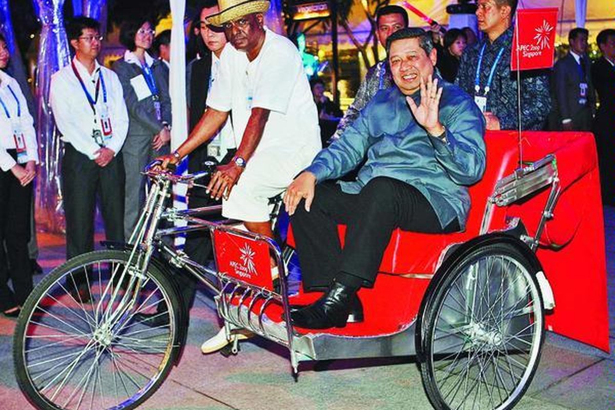 Presiden Susilo Bambang Yudhoyono menunggang becak khas saat menuju jamuan makan malam para pemimpin APEC menjelang pertemuan tingkat tinggi di Singapura, Sabtu (14/11).