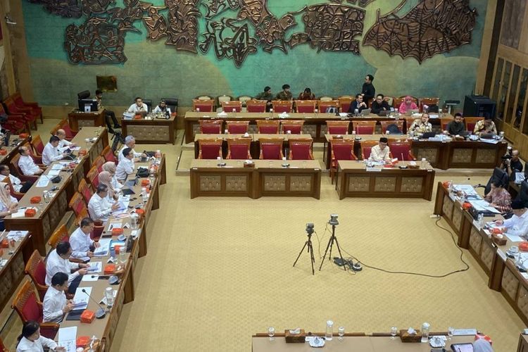 Tangis Anggota DPR Pecah Saat Fadli Zon Tetap Ragukan Pemerkosaan Massal 1998