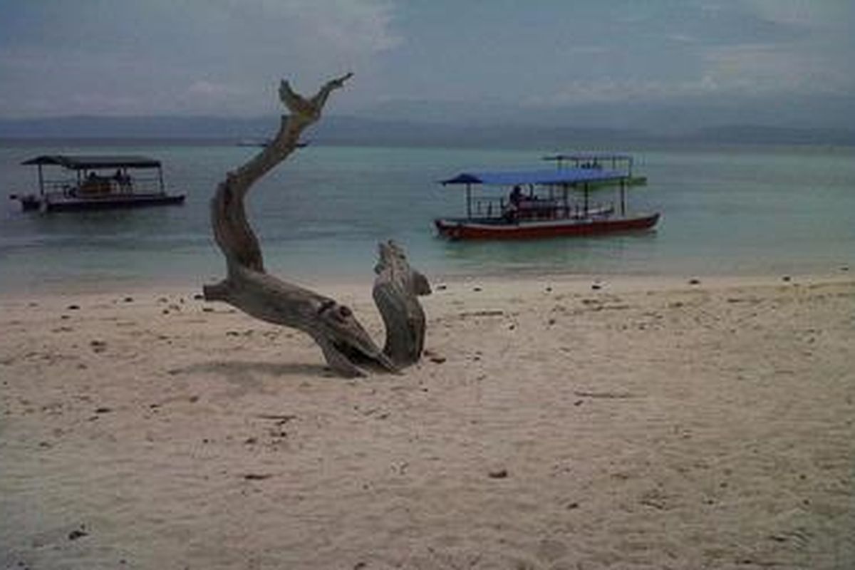 Keindahan Pantai Tanjung Karang,Kabupaten Donggala, Sulawesi Tengah dengan pasir putih serta terumbu karang di dalamnya,Kamis (6/9/2012).